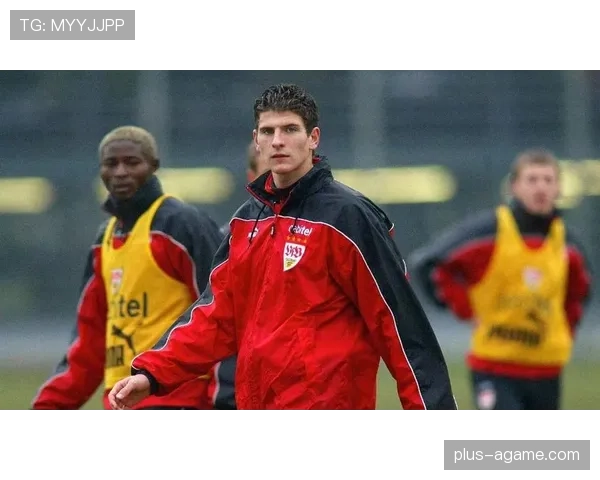 莱万 vs 戈麦斯：顶级中锋的终结效率与战术角色对比