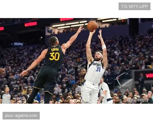 克莱·汤普森三分命中率提升显著，挡拆拉开空间助勇士攻坚转换效率跃升