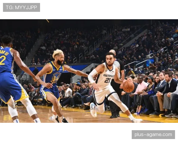 班恩无球跑位为莫兰特拉开空间，较上赛季三分更高效