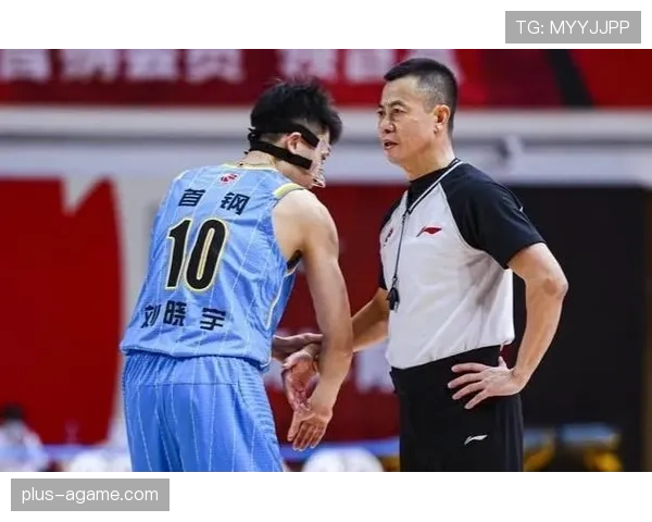 第四官员在足球比赛中的职责与裁判判罚辅助作用解析